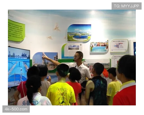 花絮:比赛用球卡入球场顶棚,工作人员动用升降机取回 花絮:比赛用球卡入球场顶棚,工作人员动用升降机取回